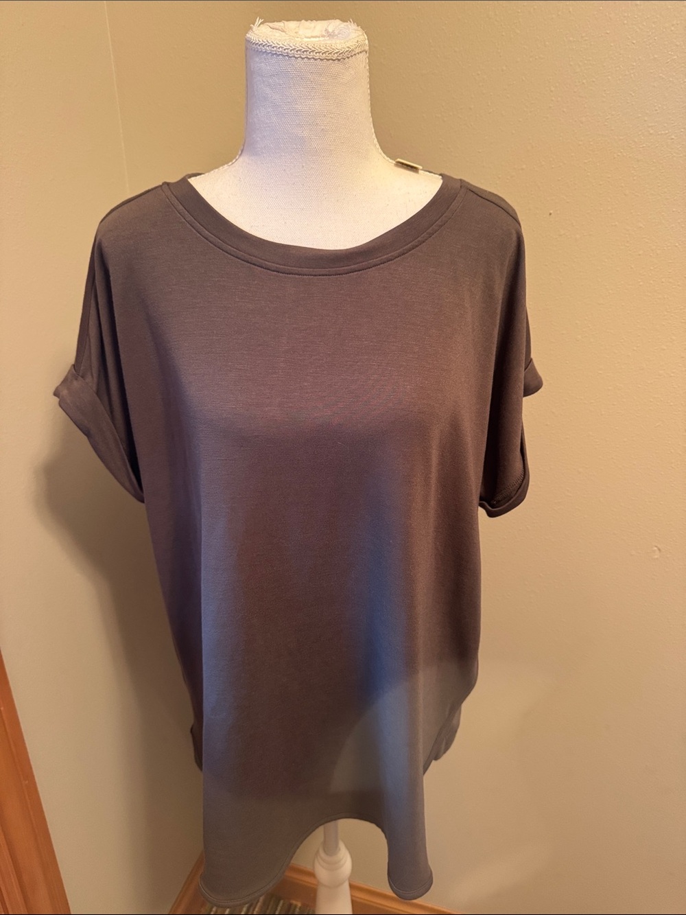 NWT Women’s Mocha Cupio Short Sleeve Rolled Cuff Tunic Tee -  XL